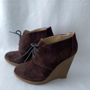 Enzo Angiolini Size 7 1/2M Brown Ankle Bootie.